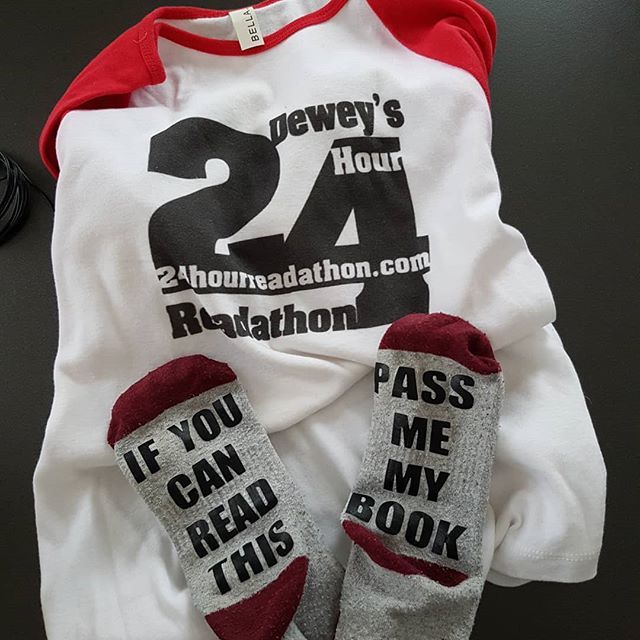 _Ciska_'s tweet photo. Getting dressed for the day @deweysreadathon 5 hours to go #readathon #rarareadathon #countdown #bookstagram https://t.co/tpDp1odtr5 https://t.co/Fk5nFEwHNp