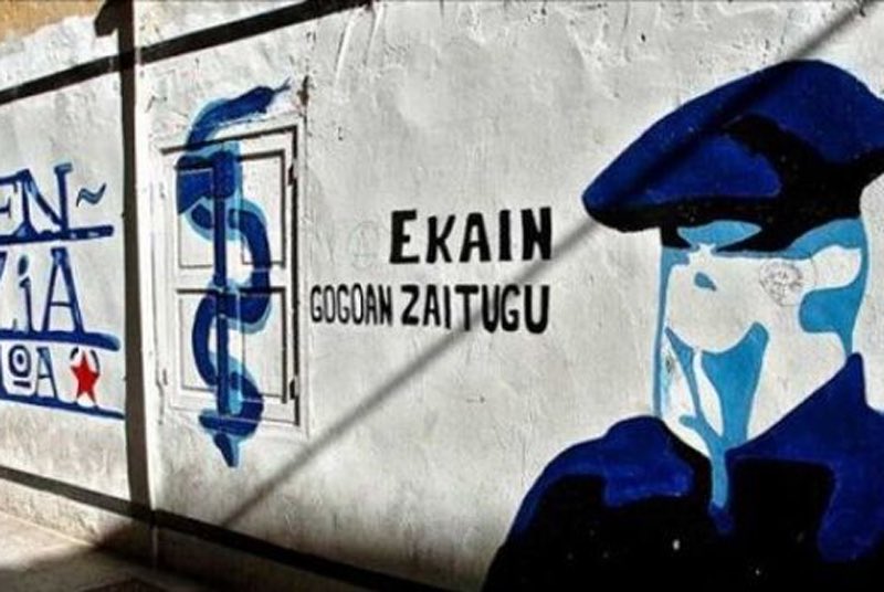 vitaepensiero's tweet photo. Se nessun essere umano nasce con il desiderio di uccidere, la propaganda riesce a influire sulle menti di alcuni. Ma la #cultura può salvare dal #terrorismo: così scrive @FernandoArambur che sarà al @SalonedelLibro per presentare #AnniLenti.
#Eta #VPplus https://t.co/5nHzCw0hBA https://t.co/pjowTbSqQe