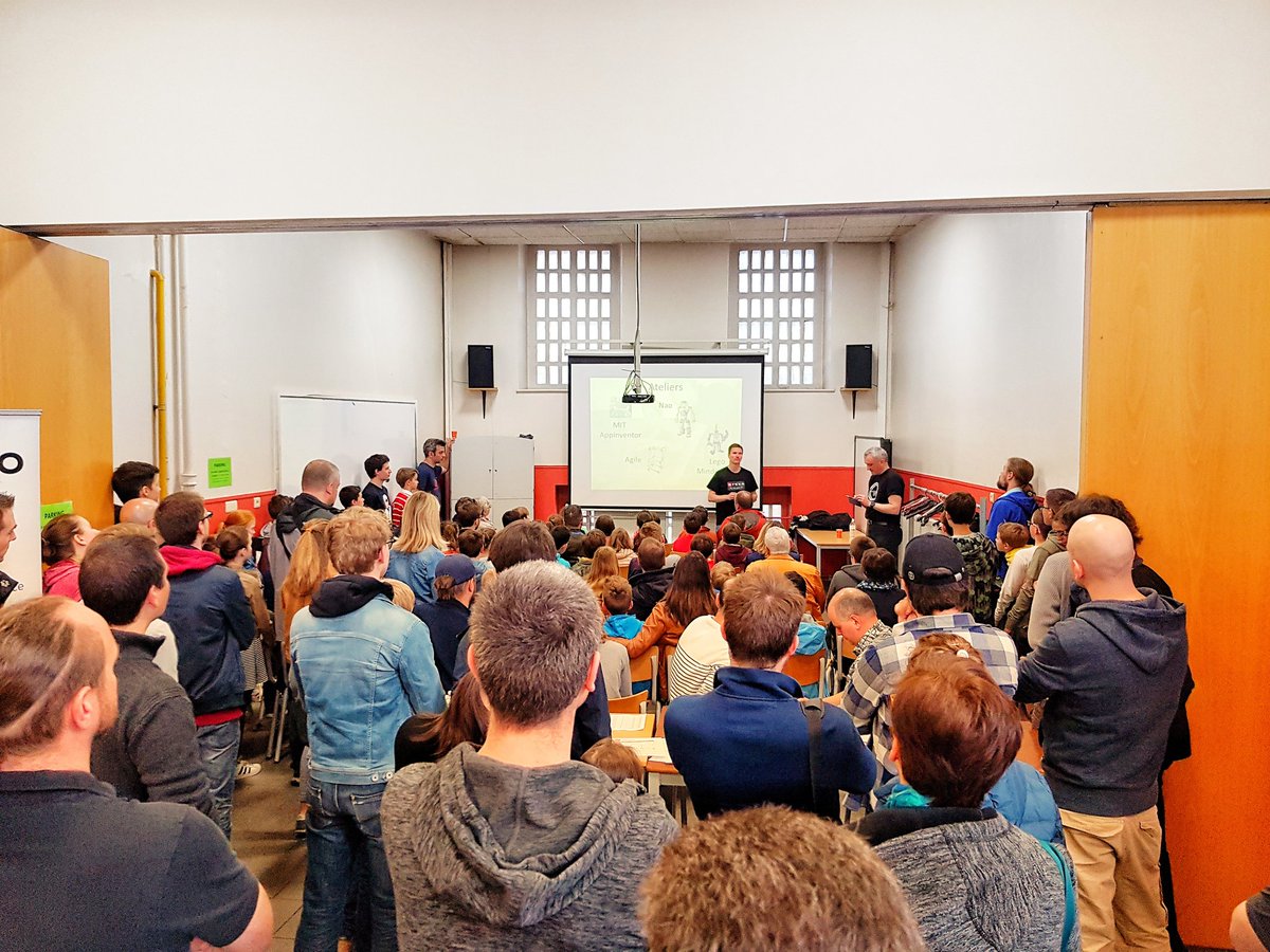 flolec's tweet photo. C'est partiiiiiii @Devoxx4Kids @isleps @wajug #liege https://t.co/Bz0ChRo1Ws
