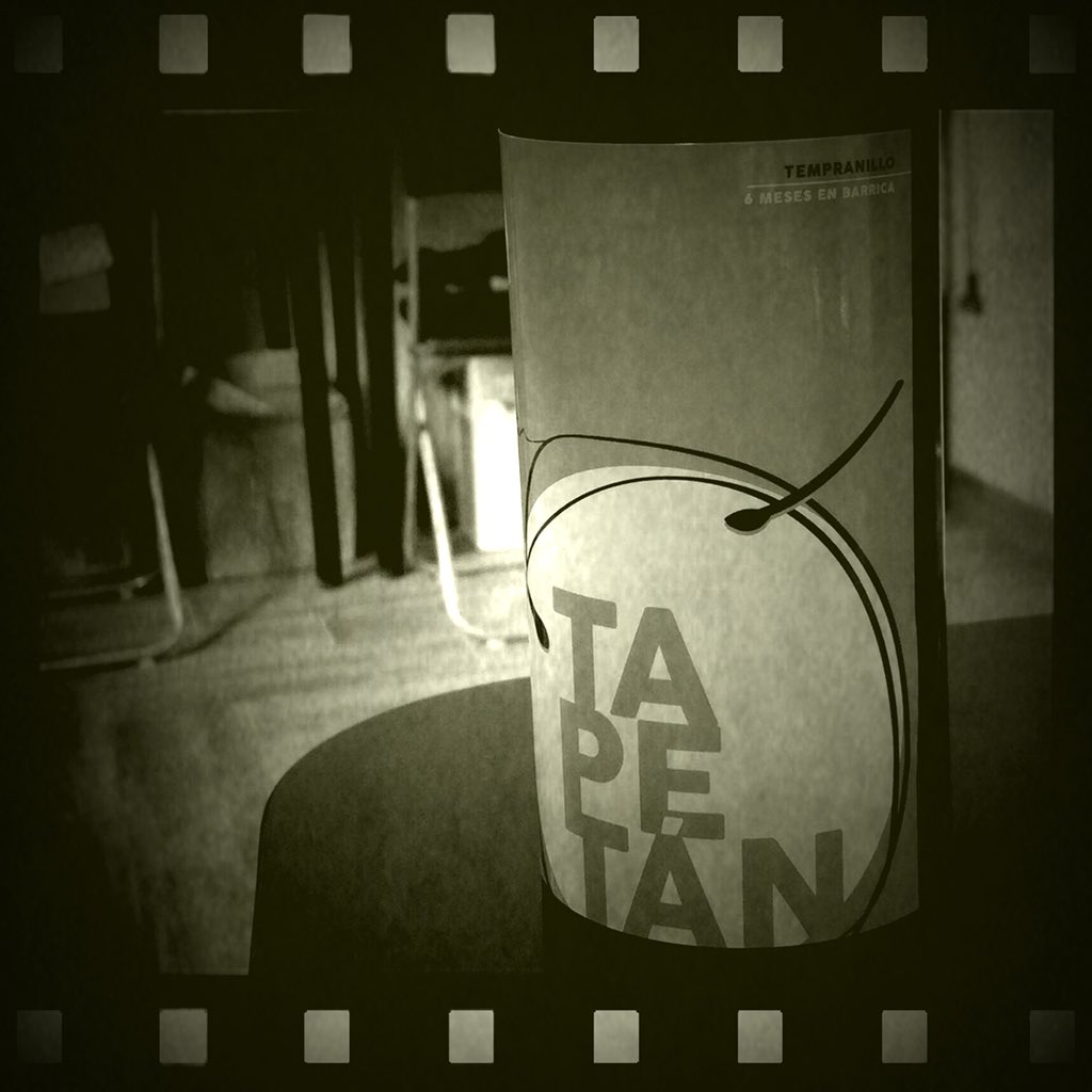 tapetan_'s tweet photo. Ya estamos a sábado y antes de comer ¡nos encanta salir a tomar unos vinitos! #wine #tempranillo #tinto ¡Pide #TAPETÁN! ¿Te suena? Puedes encontrarlo en #MedinadeRioseco #Valladolid #Cigales #Tordesillas #Villalón #Mayorga #Cabezón #Valoria https://t.co/CknG5Hav2x