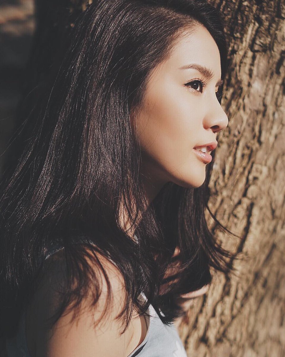 Shooting day #ด้วยแรงอธิษฐาน #ถุงแป้ง
แต่งหน้ากับแม่ ถ่ายรูปกับแม่ วิ่งไปในทุ่งกว้างกับแม่ @.nutty_makeup 🌳
- instagram.com/ployptk/