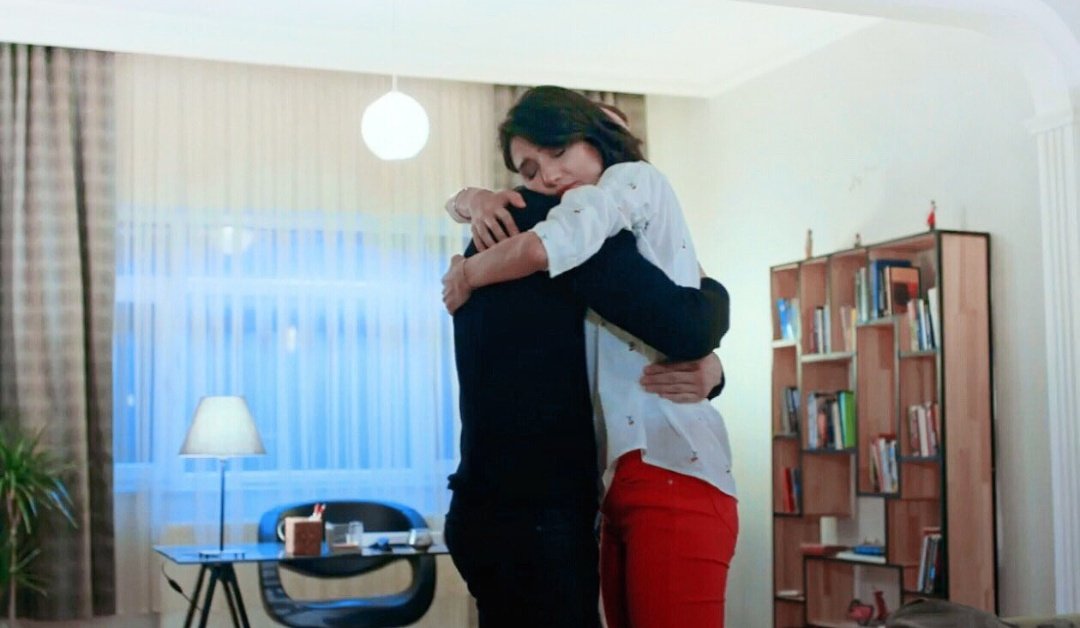 Bu sahne çekilirken tolga aybuke ye yine mi kırmızı demiş aybuke de zıplayarak evet demiş ınstagramda  gördüm
Aybüke Pusat Tolga Sarıtaş 
#YavBah #Söz