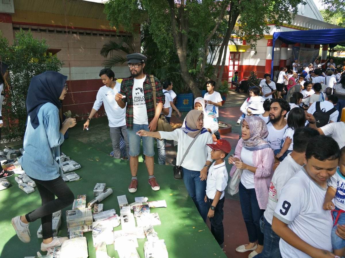 VIVAcoid's tweet photo. Waktunya tukeran kado di @Dufan, HEBRING!!
#1newstainment #FAMDAYFUNDAYVIVA https://t.co/qNrskxzkX4