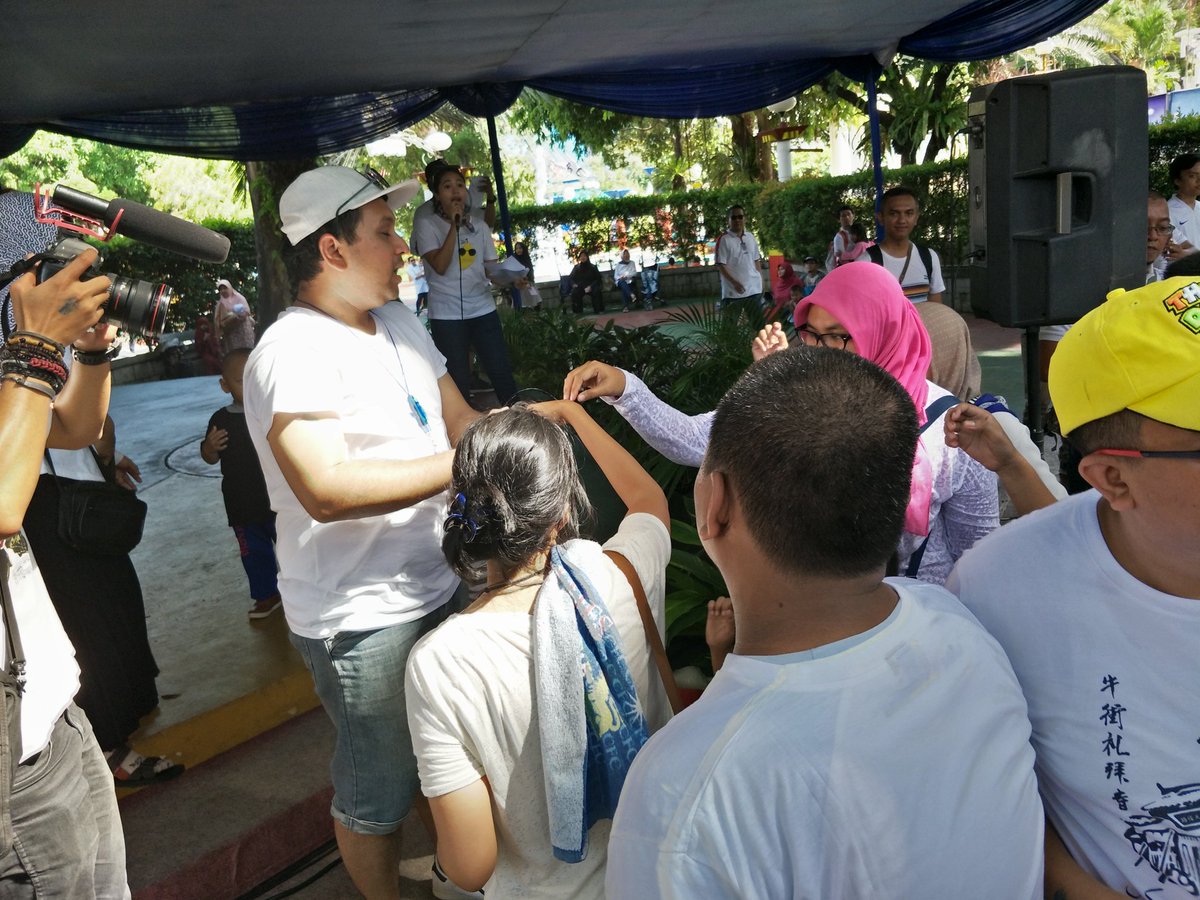 VIVAcoid's tweet photo. Waktunya tukeran kado di @Dufan, HEBRING!!
#1newstainment #FAMDAYFUNDAYVIVA https://t.co/qNrskxzkX4
