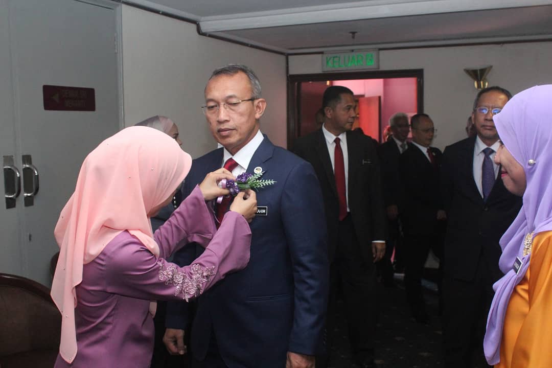 MINDEFMalaysia's tweet photo. Ketibaan @arahimradzi sempena Majlis Penyampaian Anugerah Perkhidmatan Cemerlang dan Jasamu Dikenang Tahun 2018 Peringkat Negeri Sembilan di Hotel Grand Beach Resort, Port Dickson.
#PerkasaPerwira
#APCMinDef2018 https://t.co/rxOEZzCqrf