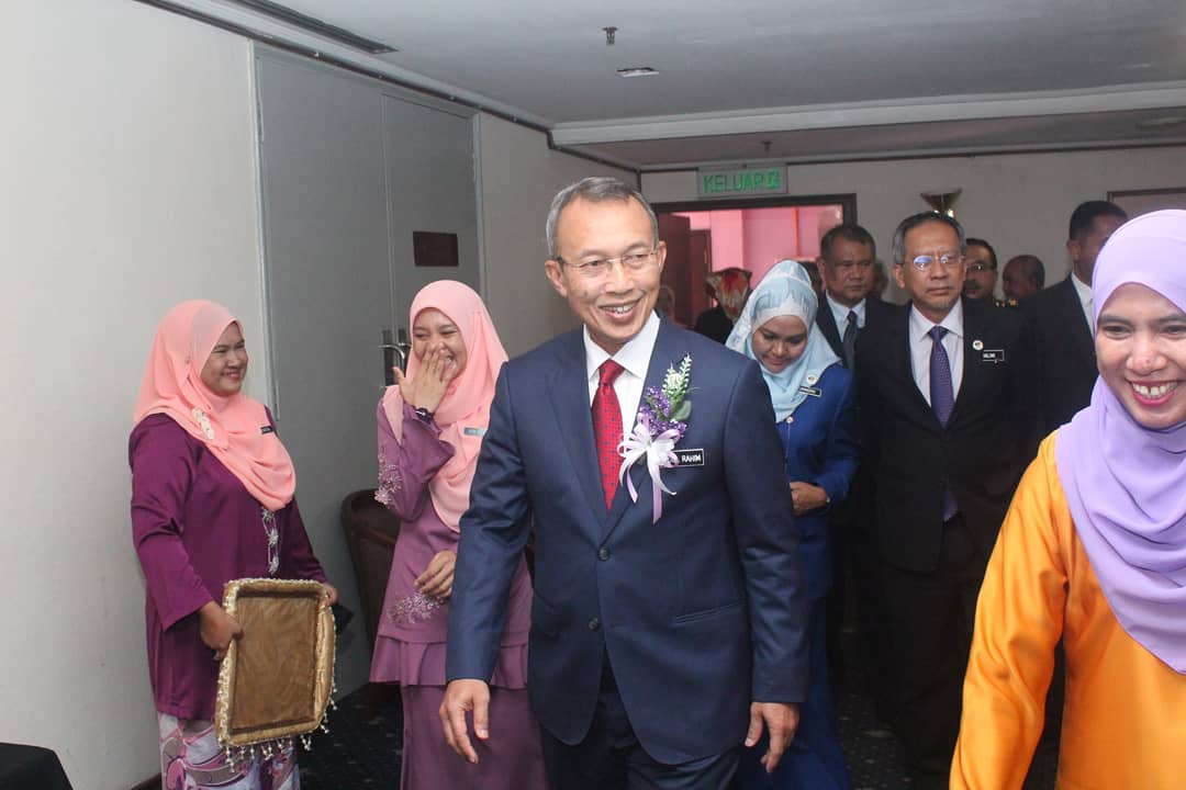 MINDEFMalaysia's tweet photo. Ketibaan @arahimradzi sempena Majlis Penyampaian Anugerah Perkhidmatan Cemerlang dan Jasamu Dikenang Tahun 2018 Peringkat Negeri Sembilan di Hotel Grand Beach Resort, Port Dickson.
#PerkasaPerwira
#APCMinDef2018 https://t.co/rxOEZzCqrf