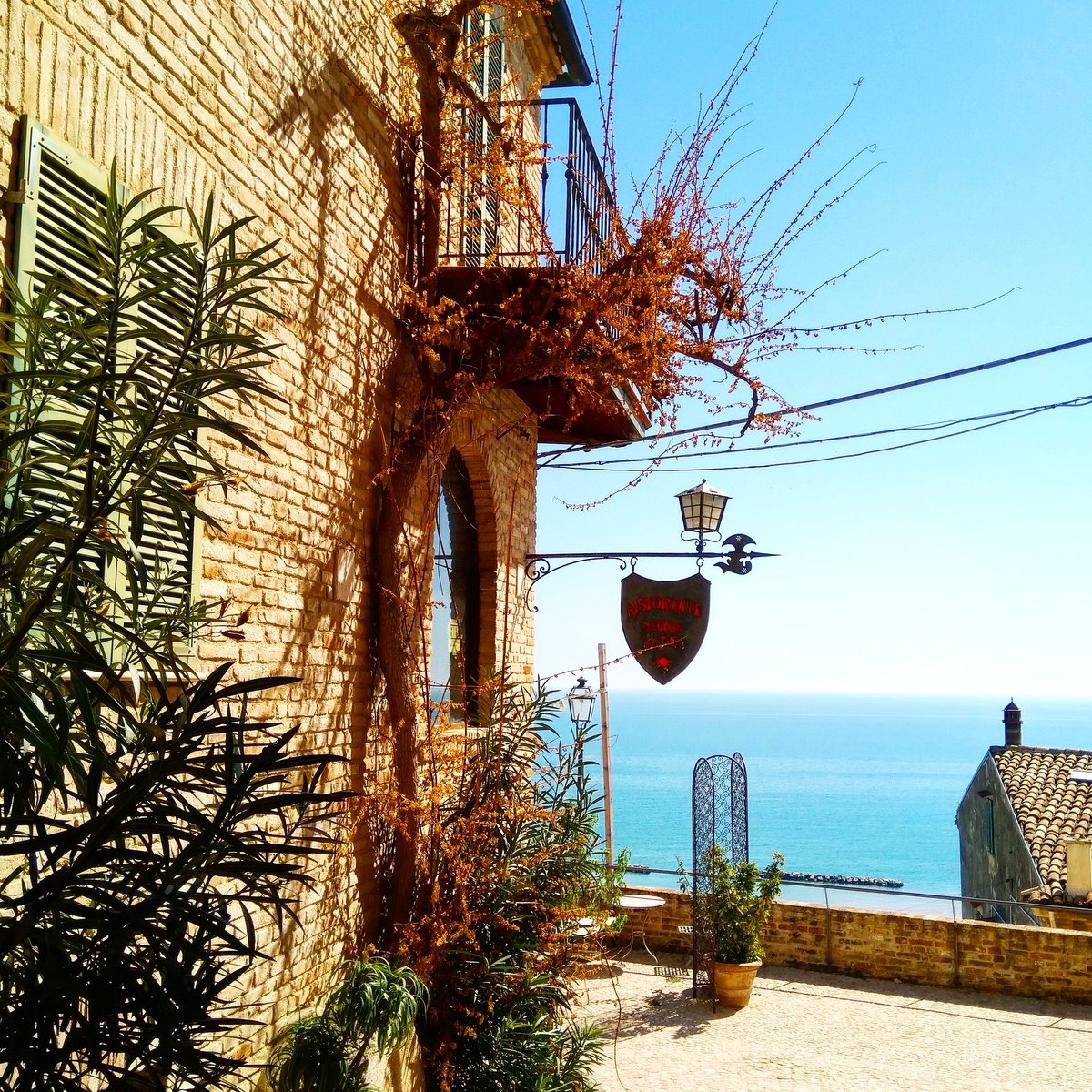 This time last week. Wish I was still there now 🌞 
#Italy  #lemarche  #ladolcevita #blueitalianskies #grottammare #italianholiday  #ouritalianhouse