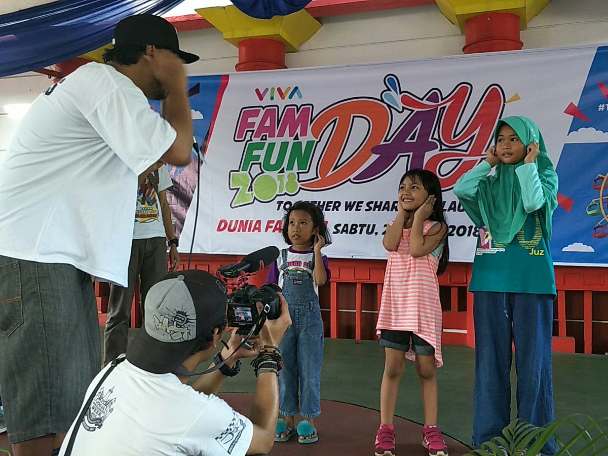 VIVAcoid's tweet photo. Sekarang giliran anak-anak yang main games. Lucunya! #FAMDAYFUNDAYVIVA https://t.co/UOAZbAPjbi