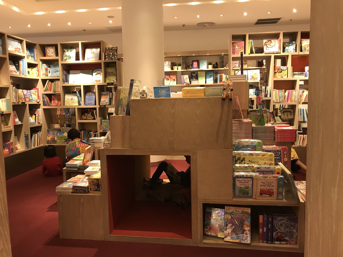 JakkritTomTom's tweet image. เพิ่งเคยมา #ThinkSpace B2S EastVille ดูดีมากจริง ๆ มีขายหนังสือ เครื่องเขียน แผ่นเสียง บอร์ดเกม มีร้านกาแฟ มีพื้นที่ให้นั่งทำงาน+ปลั๊ก ชอบมากครับ ถ้าอยู่ใกล้บ้าน จะมาบ่อย ๆ