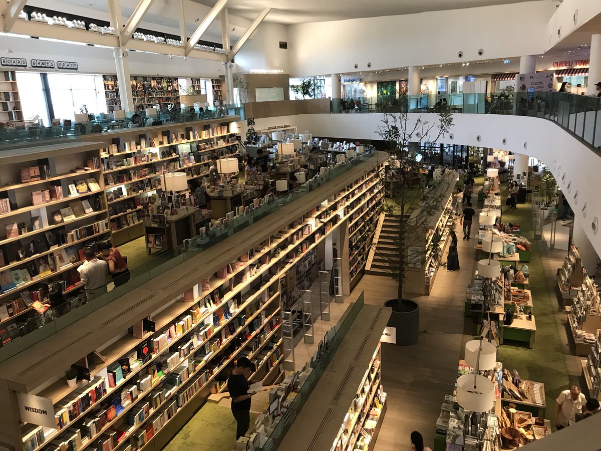 JakkritTomTom's tweet image. เพิ่งเคยมา #ThinkSpace B2S EastVille ดูดีมากจริง ๆ มีขายหนังสือ เครื่องเขียน แผ่นเสียง บอร์ดเกม มีร้านกาแฟ มีพื้นที่ให้นั่งทำงาน+ปลั๊ก ชอบมากครับ ถ้าอยู่ใกล้บ้าน จะมาบ่อย ๆ