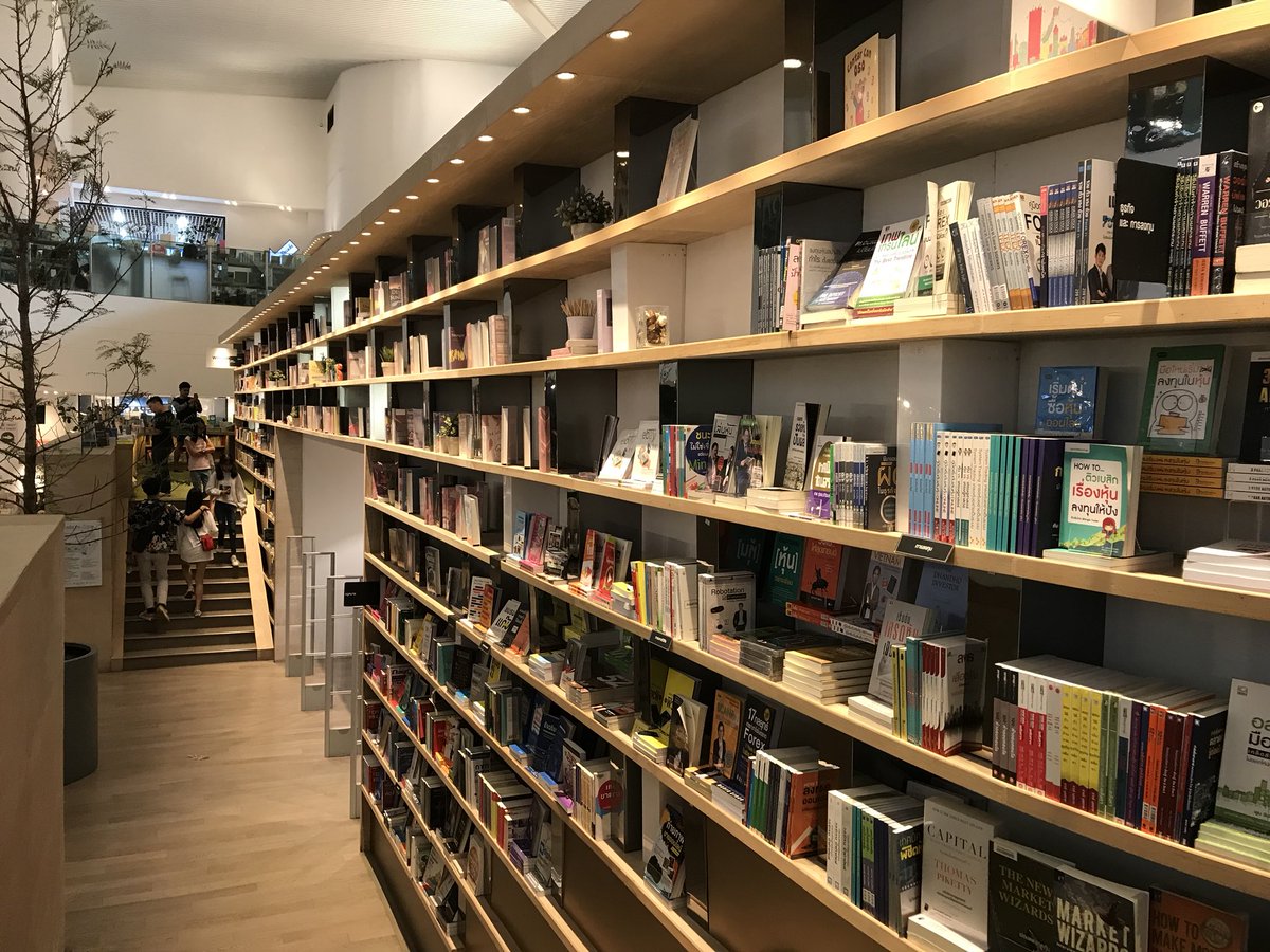 JakkritTomTom's tweet image. เพิ่งเคยมา #ThinkSpace B2S EastVille ดูดีมากจริง ๆ มีขายหนังสือ เครื่องเขียน แผ่นเสียง บอร์ดเกม มีร้านกาแฟ มีพื้นที่ให้นั่งทำงาน+ปลั๊ก ชอบมากครับ ถ้าอยู่ใกล้บ้าน จะมาบ่อย ๆ