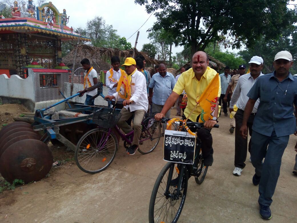 rsujaykrishna's tweet photo. విజయనగరం జిల్లా రామభద్రపురం మండలం జన్నివలస, కొట్టక్కి, కొండకెంగువ, కోటసీర్లం, మావిడివలస, ముచ్చర్ల, బుసాయవలస గ్రామాల మీదుగా 20 కిలోమీటర్ల సైకిల్ యాత్రను భూగర్భ గనుల శాఖ మంత్రి సుజయ్ కృష్ణ రంగారావు గారు చేపట్టారు. https://t.co/NJJibCWGJi
