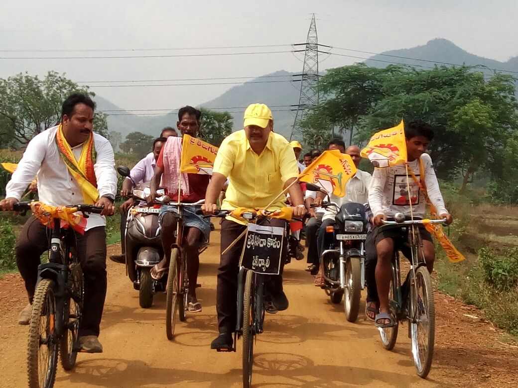 rsujaykrishna's tweet photo. విజయనగరం జిల్లా రామభద్రపురం మండలం జన్నివలస, కొట్టక్కి, కొండకెంగువ, కోటసీర్లం, మావిడివలస, ముచ్చర్ల, బుసాయవలస గ్రామాల మీదుగా 20 కిలోమీటర్ల సైకిల్ యాత్రను భూగర్భ గనుల శాఖ మంత్రి సుజయ్ కృష్ణ రంగారావు గారు చేపట్టారు. https://t.co/NJJibCWGJi