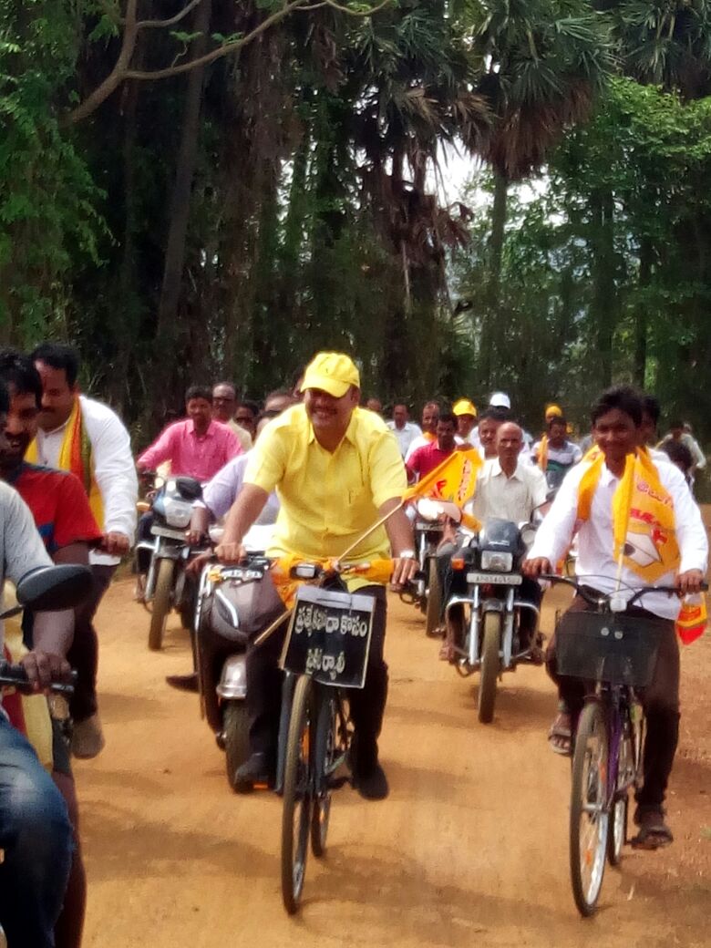 rsujaykrishna's tweet photo. విజయనగరం జిల్లా రామభద్రపురం మండలం జన్నివలస, కొట్టక్కి, కొండకెంగువ, కోటసీర్లం, మావిడివలస, ముచ్చర్ల, బుసాయవలస గ్రామాల మీదుగా 20 కిలోమీటర్ల సైకిల్ యాత్రను భూగర్భ గనుల శాఖ మంత్రి సుజయ్ కృష్ణ రంగారావు గారు చేపట్టారు. https://t.co/NJJibCWGJi