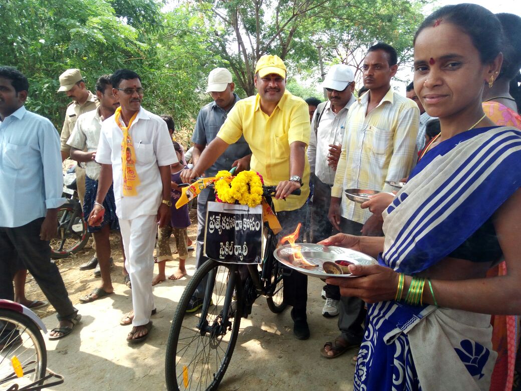 rsujaykrishna's tweet photo. విజయనగరం జిల్లా రామభద్రపురం మండలం జన్నివలస, కొట్టక్కి, కొండకెంగువ, కోటసీర్లం, మావిడివలస, ముచ్చర్ల, బుసాయవలస గ్రామాల మీదుగా 20 కిలోమీటర్ల సైకిల్ యాత్రను భూగర్భ గనుల శాఖ మంత్రి సుజయ్ కృష్ణ రంగారావు గారు చేపట్టారు. https://t.co/NJJibCWGJi
