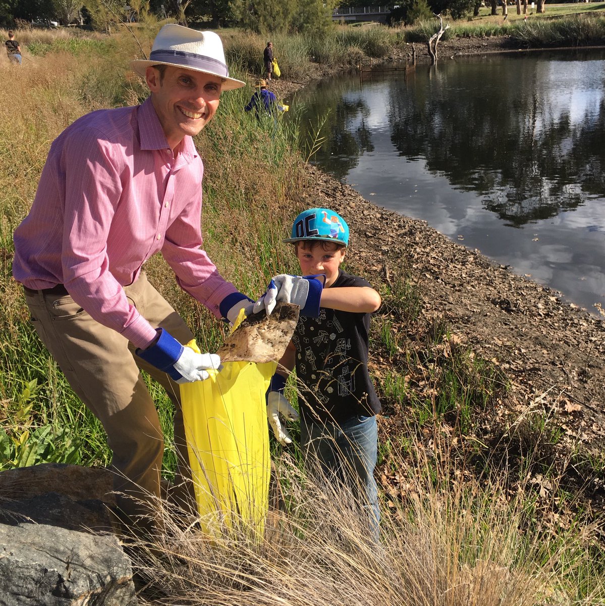 ALeighMP's tweet photo. Thanks to everyone who joined @ABarrMLA and me for our community clean-up of Lyneham Wetlands. #socialcapital #environmentalcapital #nationscapital https://t.co/4CfKTIVy9q
