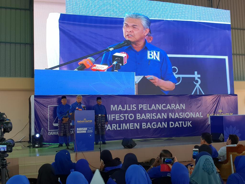 DrZahidHamidi's tweet photo. LIVE: Pelancaran Manifesto Barisan Nasional Parlimen Bagan Datuk. #DahulukanRakyat #BersamaBN #BaganDatukORI

https://t.co/DK0NUQPEJ7 https://t.co/B8h0dtYUZC
