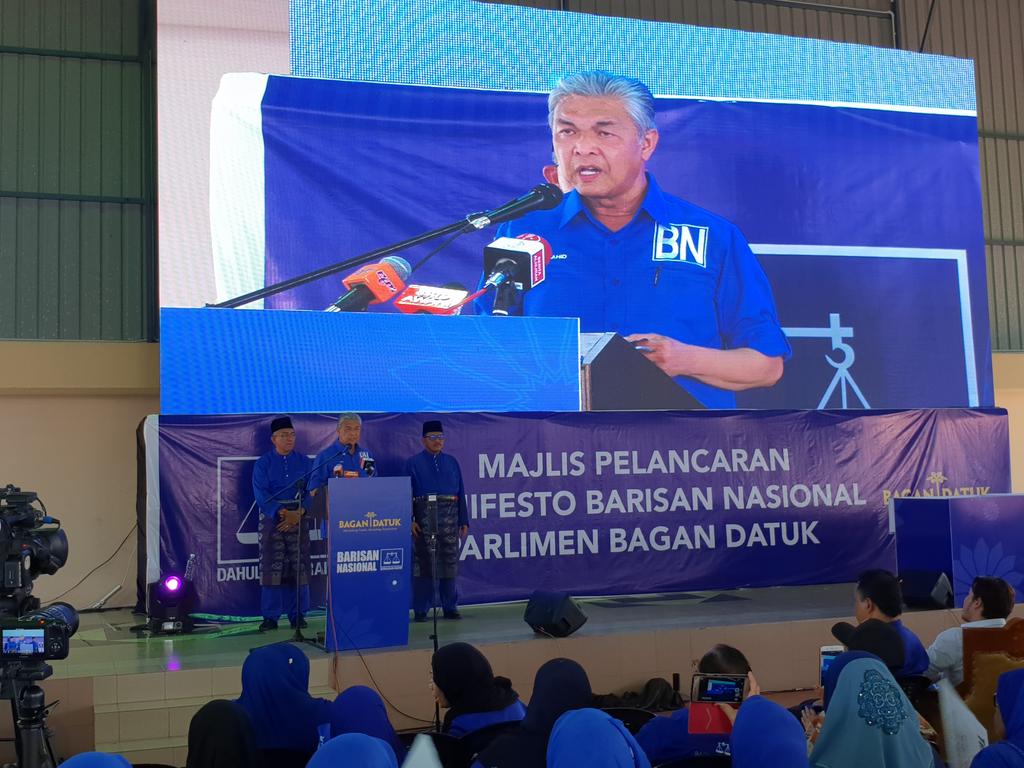 DrZahidHamidi's tweet photo. Live Streaming YouTube - Pelancaran Manifesto Bagan Datuk PRU14:

https://t.co/8tfhFYDJuK

#DahulukanRakyat #BersamaBN #BaganDatukORI https://t.co/ruzQmTXOq6
