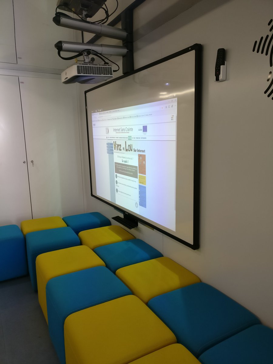 jbcallejon's tweet photo. Sur #ConnectonsNous 2 c'est aussi l'occasion de découvrir le bus de la @MAIF numérique tour ! 🤖😮 https://t.co/vTBs8oCFvV