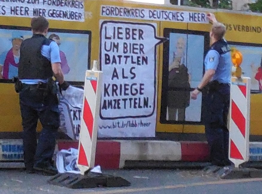 Kommunikationsguerilla sagt Militär-Lobbyist*innen die Meinung: 
maqui.blogsport.eu/2018/04/28/str…

#Adbusting #Berlin #bvg #antimilitarismus #rüstungsexport #streetart #bundeswehr #lobby #lindencorso