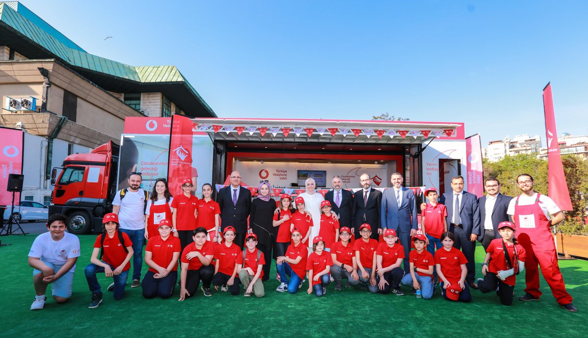VodafoneVakfi's tweet photo. Dijital geleceğe hazır nesiller yetiştirmeyi hedeflediğimiz Yarını Kodlayanlar projemizin kapsamını daha da genişletiyoruz. Projemizin üçüncü yılında 20 bin çocuğa daha ulaşarak, Nisan 2019 sonuna kadar 60 ilde 30 bini aşkın çocuğu kodlamayla tanıştırmış olacağız. https://t.co/C5ZEpsLwQg