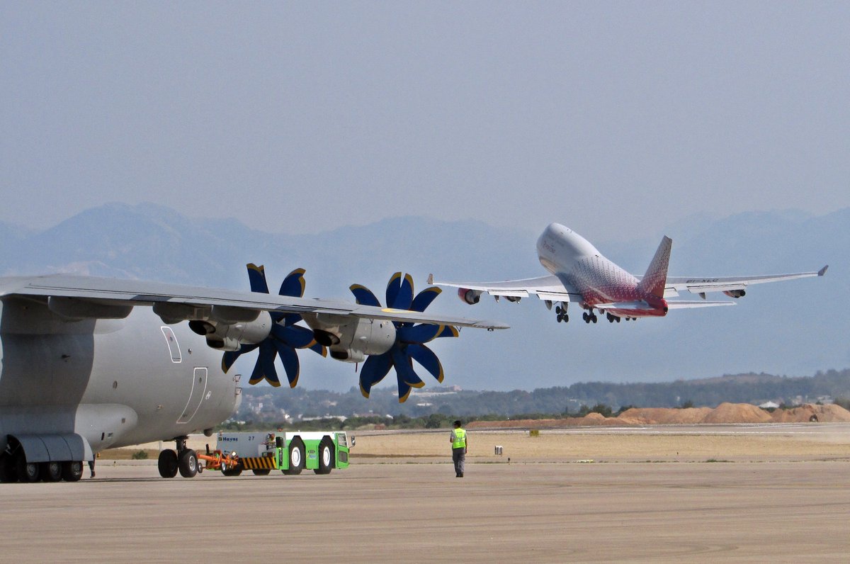 AirportIST's tweet photo. #Antalya #EurasiaAirshow2018 #eurasiaairshow #antonov #boeing #b747 #an70 aynı karede https://t.co/VOpQf7lOV1