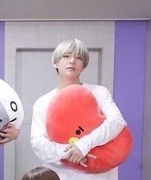 taehan_official's tweet photo. [🎉] สุ่มแจก #BT21 หมอน 42cm #TATA 1 ชิ้น (เฉพาะหมอน) ใหญ่มากกกก กอดเป็นหมอนข้างทุกคืนจะได้ฝันถึงคนวาด👀💋

💖 แค่ RT โพส 💖

สุ่มวันที 10/5 วันปิดพรีบั้ม LOVE YOURSELF ‘TEAR’ ไม่แทคชื่อจ้า
สงวนสิทธิ์ให้เฉพาะ follower เช่นเคยจ้า💋

BT21 x LINE ลอตใหม่พร้อมส่งรออีกนิดนะค้าบ https://t.co/Z4Bj6ptY4e