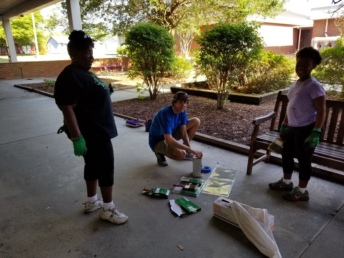 BrockStorrusten's tweet photo. Beautiful day to brighten up the grounds @DCVirgoPrep !!  Great group of volunteers and great work by our fearless leader Joe Boyd @Joe72069170! @WithersRavenel @WilmDowntown @CityofWilm @ILMchamber #WorkonWilmington https://t.co/UH65seibmO