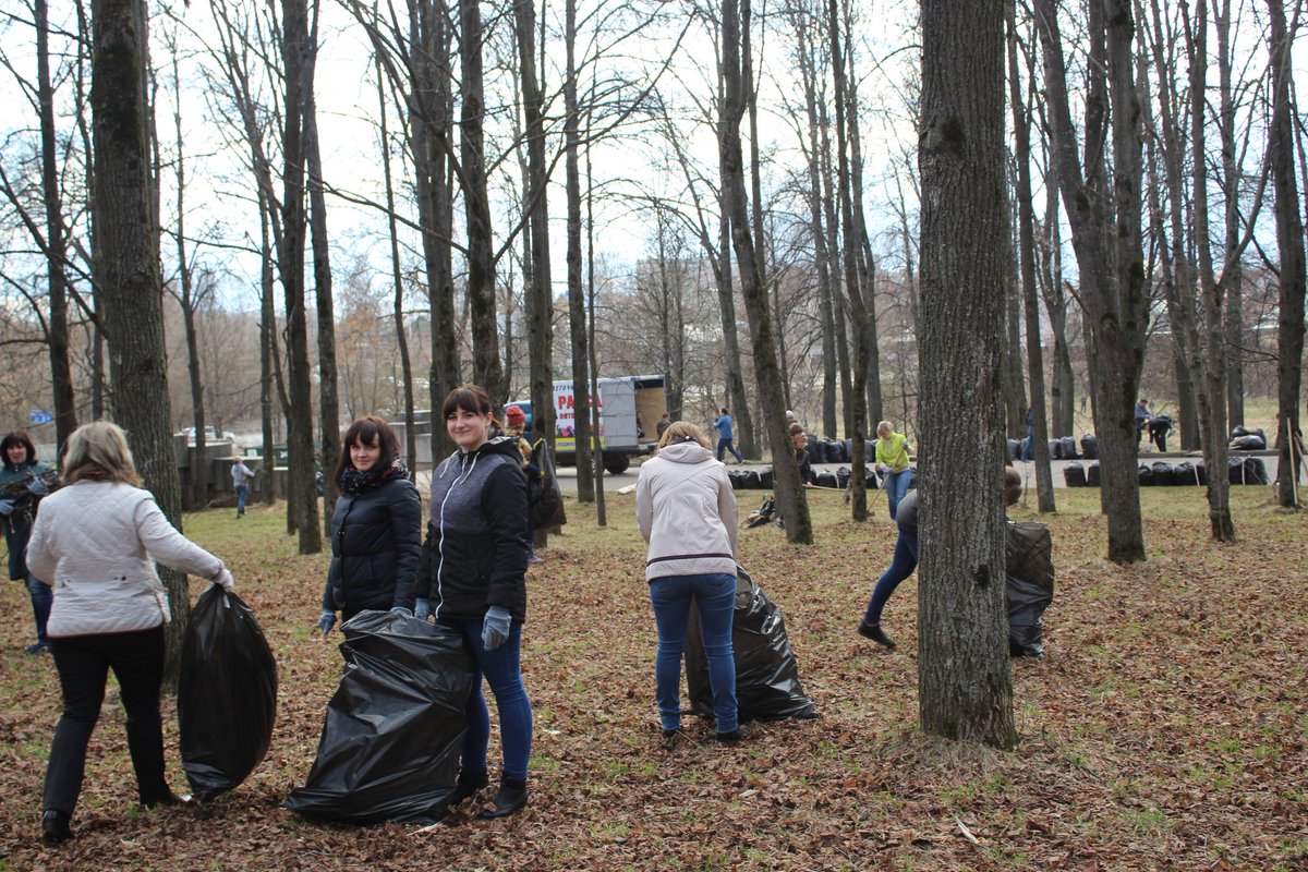 Сотрудники Департамента социальной защиты населения приняли участие в традиционном экологическом субботнике «Зеленая Россия».В рамках мероприятия провели работы по благоустройству территории в сквере у мемориала «Красная Талка».