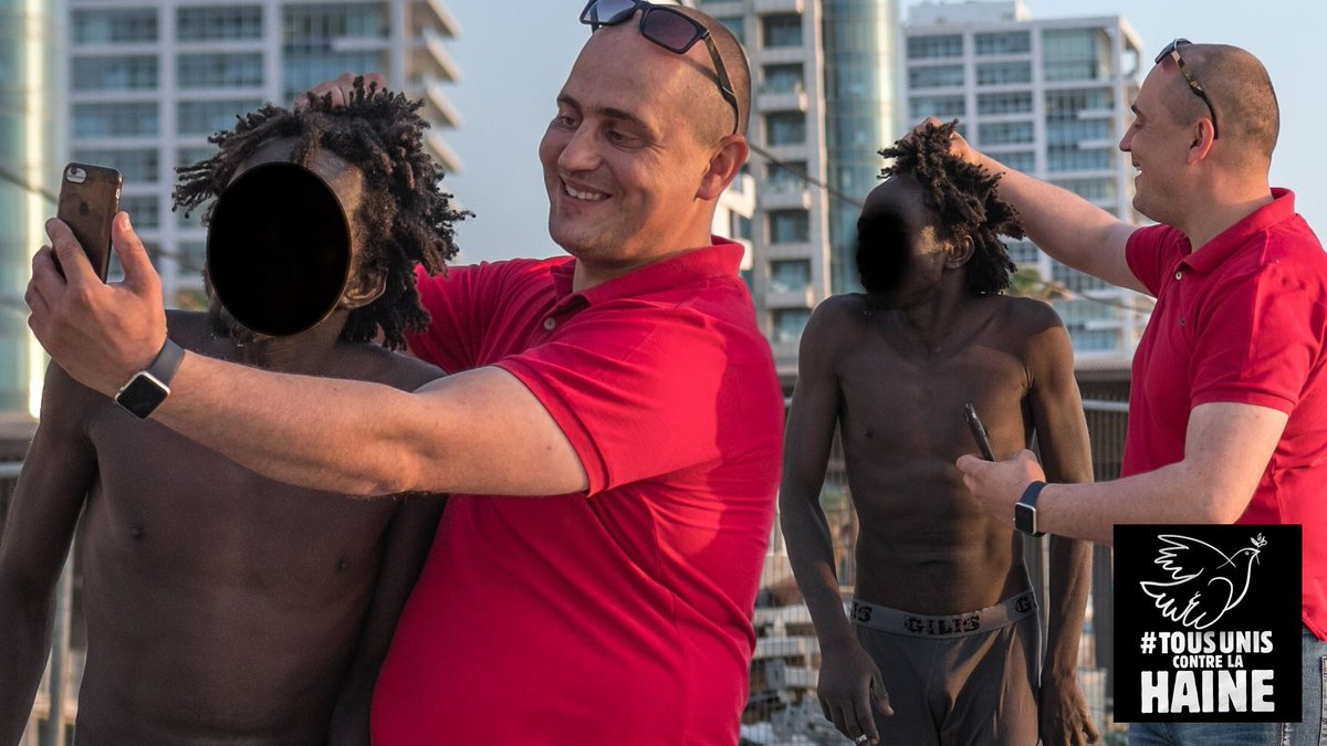 T_ContreLaHaine's tweet photo. Sur la plage de #TelAviv, en #Israël. un noir est traité comme un esclave par des passants, tiré par les cheveux comme un animal, c'est honteux, nous condamnons fermement avec la #LICRA et la #DILCRAH ces actes moyenâgeux. Soyons #TousUnisContreLaHaine !
#Afrique #Esclavage https://t.co/qk0zeVj2qI