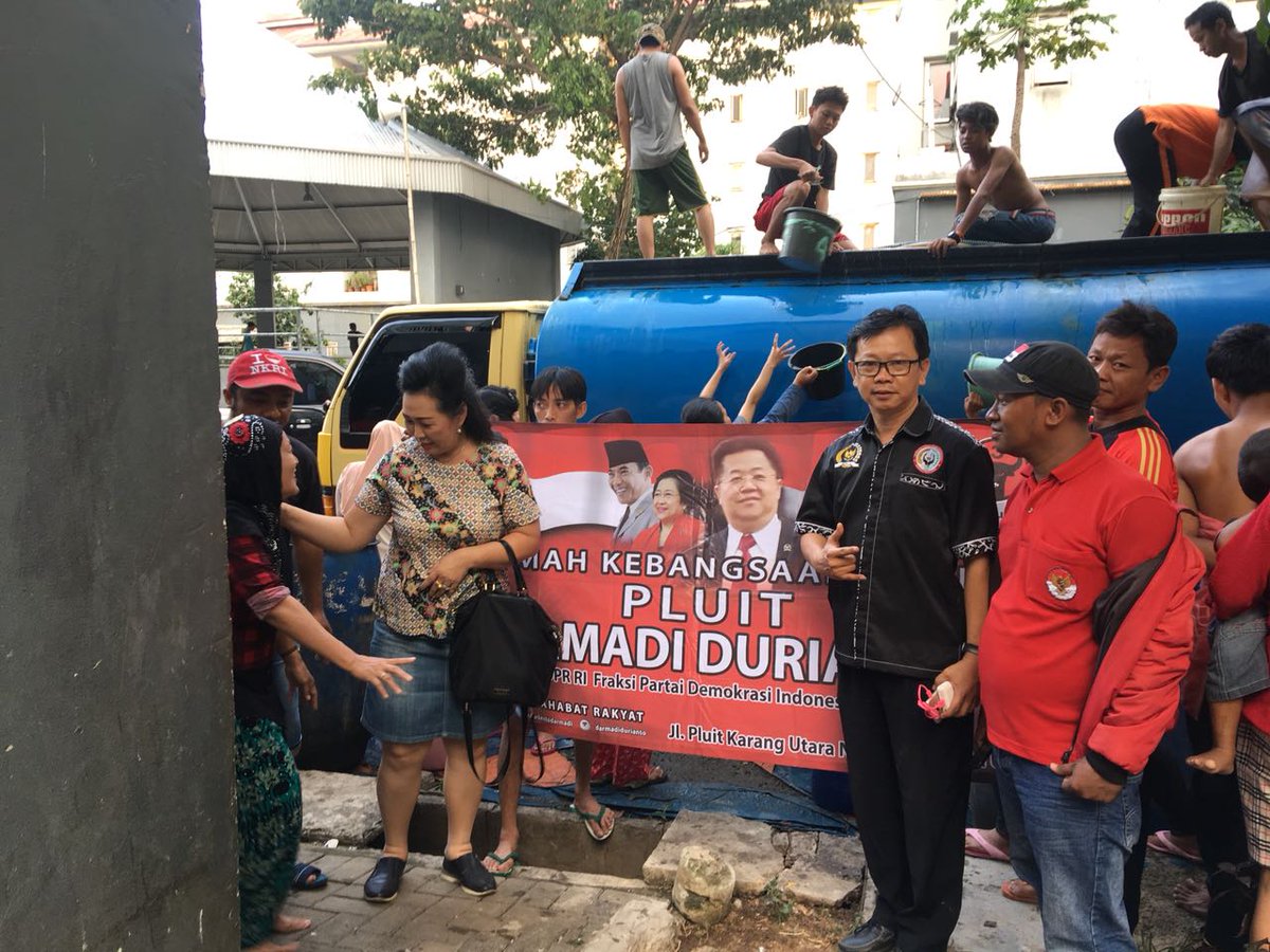 RUDYOTOY2's tweet photo. Jakarta aja masih sulit tuk air bersih...makin mantap aja deh bpk darmadi durianto..
#DarmadiDuriantoPeduli 
#PDIPerjuangan 
#yrkiddcengkareng https://t.co/Uv9wSVftcB