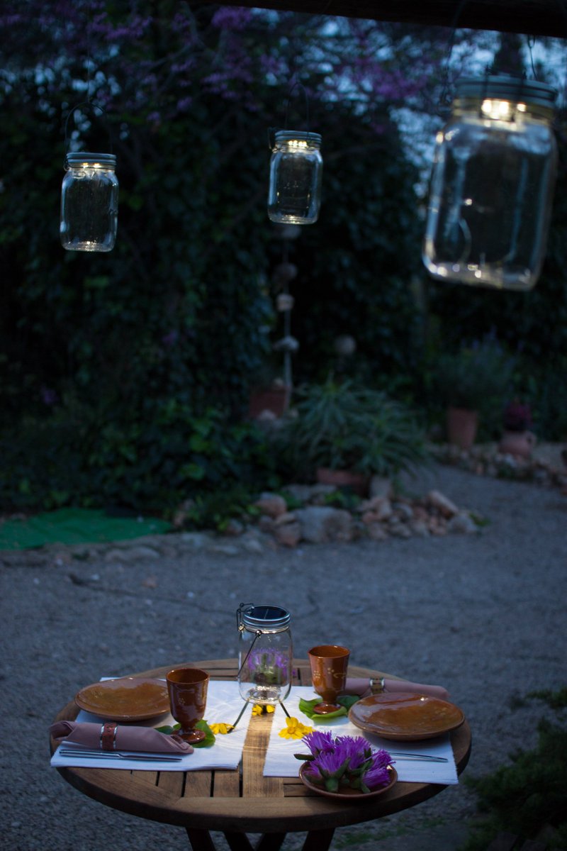 Weekend State of Mind 🌸🍴 Create cozy weekend getaways in your own backyard by adding the warm aesthetic of Sonnenglas lanterns ✨