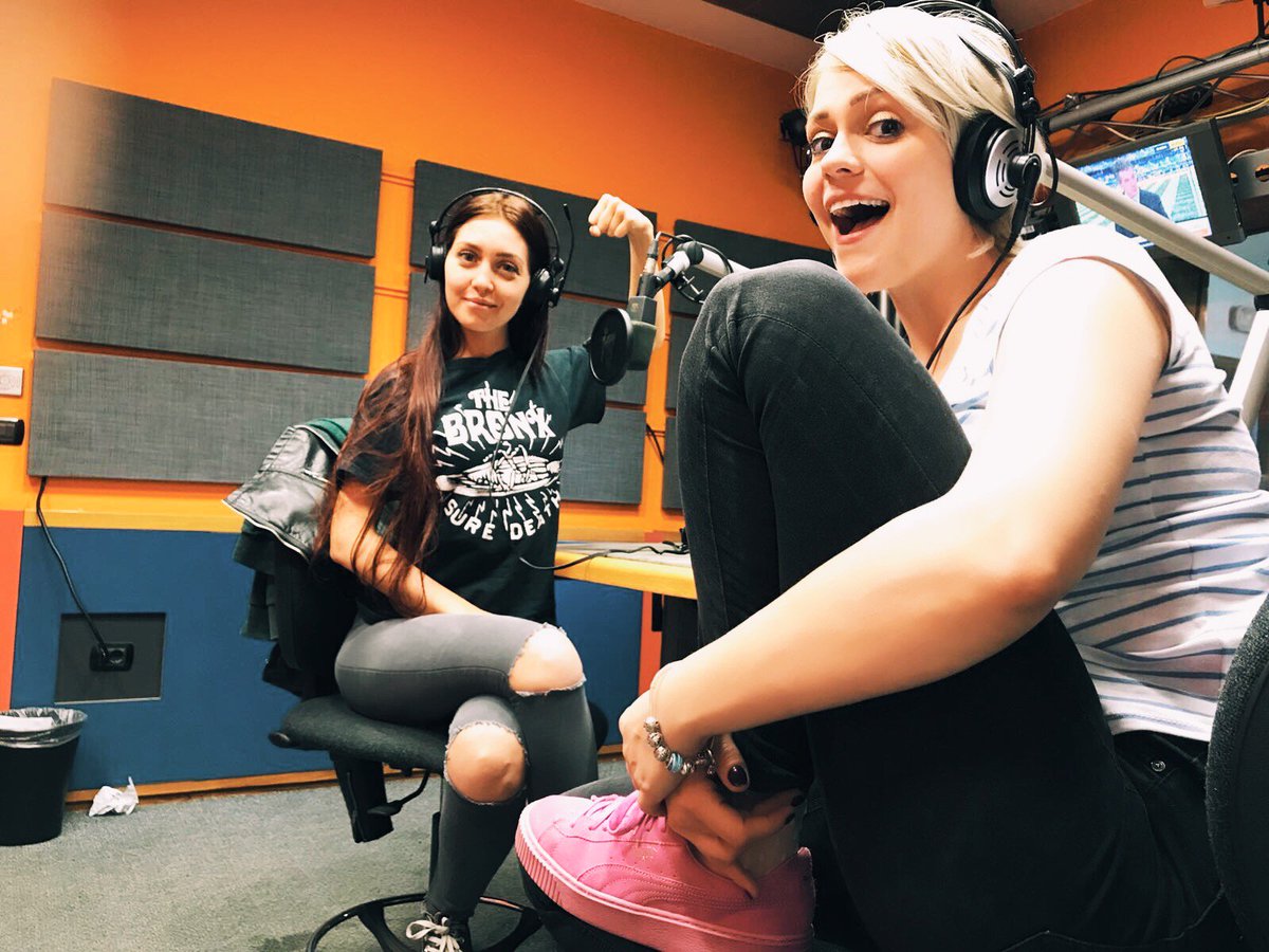 RaiRadio2's tweet photo. Si canta moltissimo oggi a #GirlSolving, perché @AlicelikeAudrey e @camihawke hanno scoperto che cantare (soprattutto in auto) fa bene e riduce lo stress! E tra poco #FedericoMarisio del @Mi_Imbruttito ci racconta i segnali per riconoscere all'istante un "milanese imbruttito". https://t.co/JaKs7EY8n4