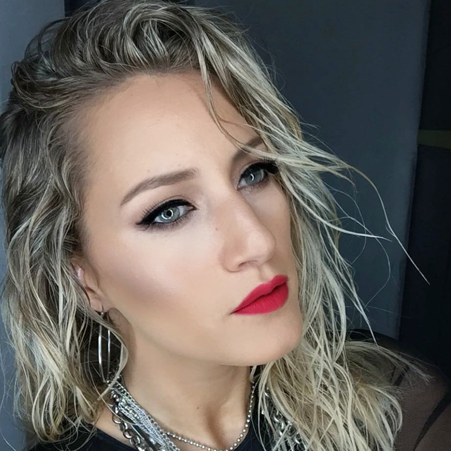 MicaViciconte's tweet photo. Contentas?
#MTVLAINSTAARVICICONTE 
#PremiosMTVMIAW https://t.co/HWIWw9spD9