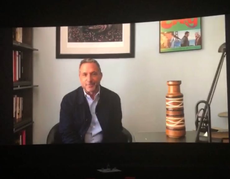 #SeriesMania Jeremy Podeswa surpris par le message surprise Alan Poul ! 
<a href="/apoul1/">Alan Poul</a> surprises his friend Jeremy Podeswa with a sweet message even if he is jalous that he is in France 😂  #MASTERCLASS