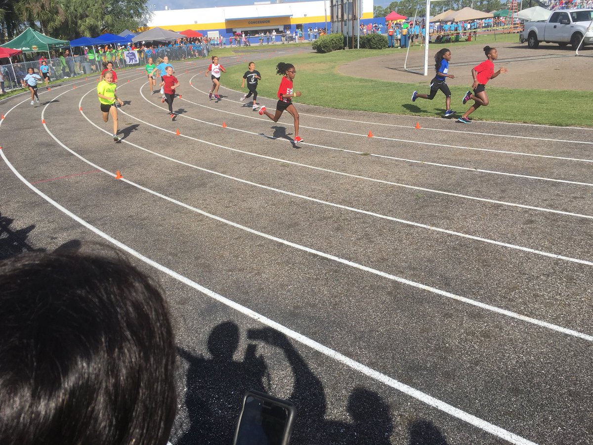 RudyKeezer's tweet photo. Elementary Track Meet #wemanatee https://t.co/5ajskOMbgv