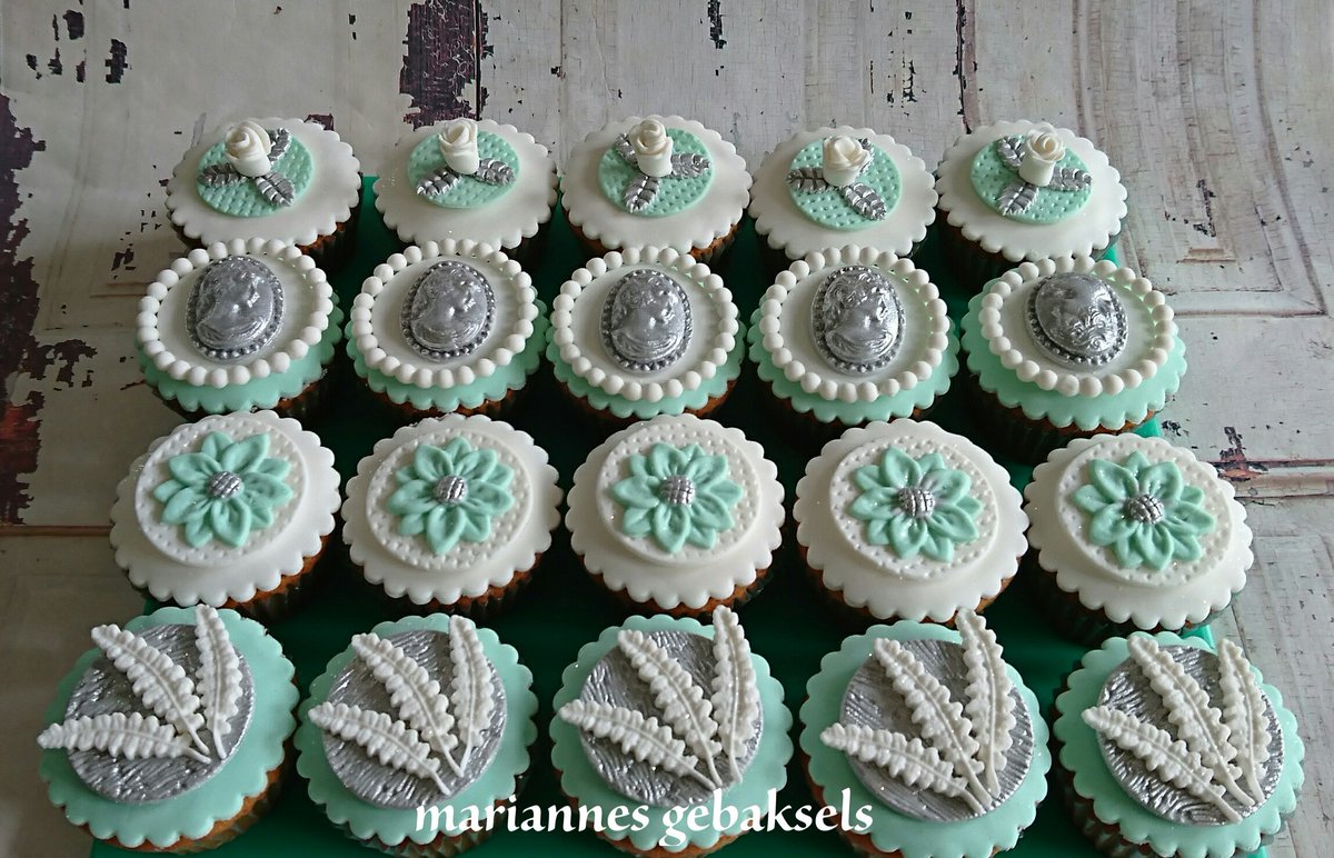gebaksels's tweet photo. #cupcakes with 1 the other way around :S my photographic eye saw that too late https://t.co/BgkpHxUs1L