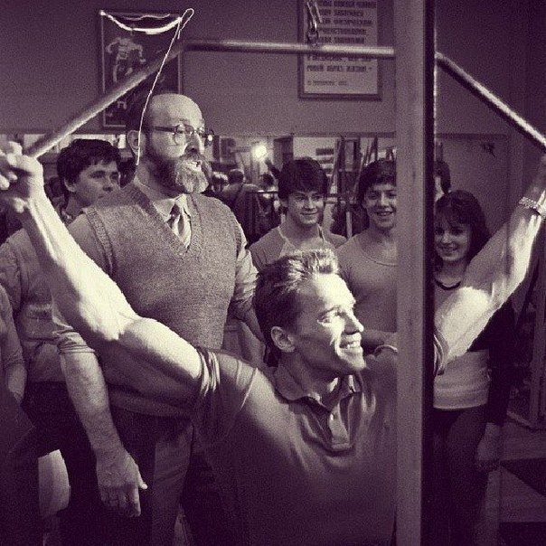 pamyat_v_kadrah's tweet photo. Арнольд Шварценеггер в московском клубе "Атлетика", 1987 год. https://t.co/AHntdDZwlF