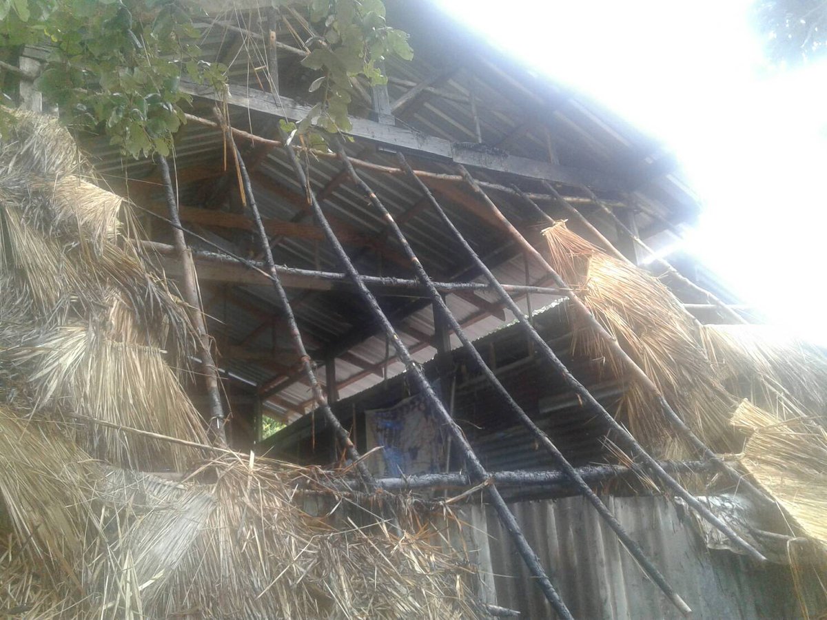 NUTCHARPHOL's tweet photo. 28เม.ย.61ประมาณ14.00น.
ศูยย์วิทยุแจ้งเหตุฟ้าผ่าบ้านเรือน
-อู่ นายวาสนา มาตบุนโท ชาว อ.น้ำยืน
-เกิดฟ้าผ่าต้นไม้หลังอู่ ประกายไฟลุกลามไหม้หญ้าคามุงหลังคาเสียหาย
-ดับเพลิงของเทศบาลศรีไค ควบคุมเพลิงได้
เหตุเกิดที่:อู่ซ่อมรถบ้านค้อกระบือ ม.3 ต.คูเมือง อ.วารินฯ
-ร.ต.อ.ณภัทร ลำภา พงส.ฯ https://t.co/51MQe7oKIW