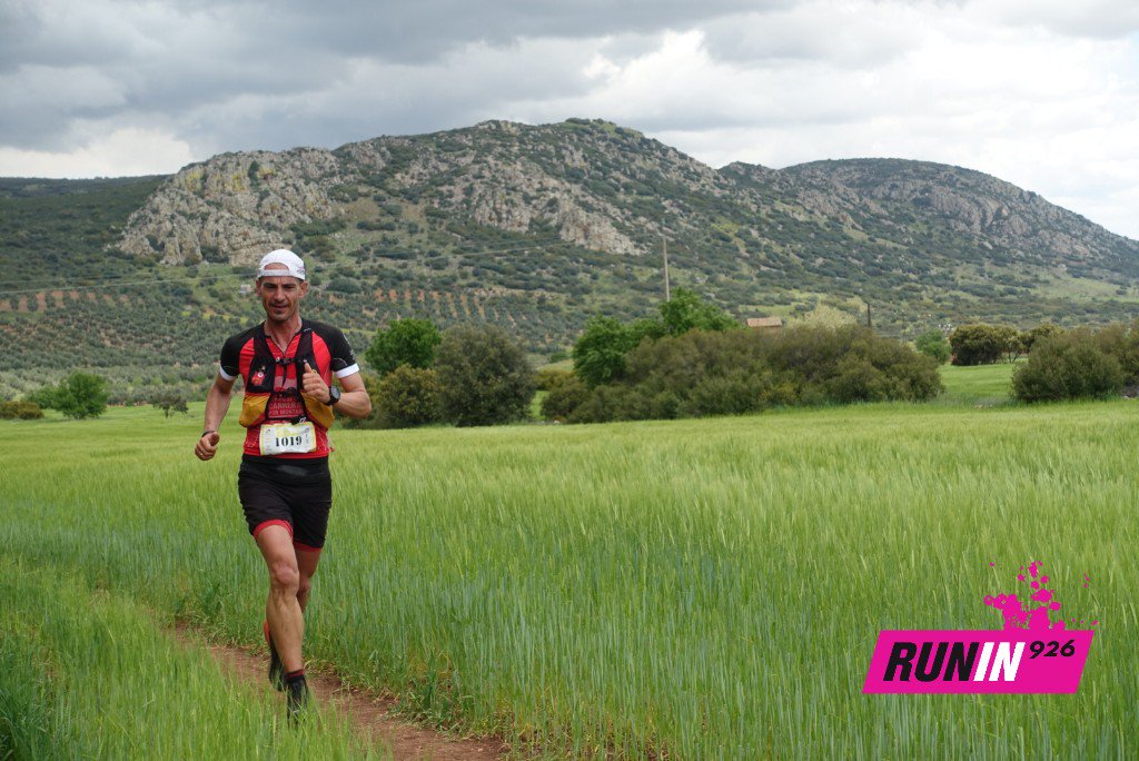 runin9261's tweet photo. A las 14h se daba la salida de la prueba por etapas del @TrailCastillos. En el kilómetro 16 aprox. Así está la clasificación. 
1° Agustín Luján, 2° Lucio Valverde 3° Luismi Naranjo (estos dos últimos en grupo).

Fotos @cabesc.

#Corroporquemedalagana @TrailSeriesCR @DiputacionCR https://t.co/3VEXdzRWn1
