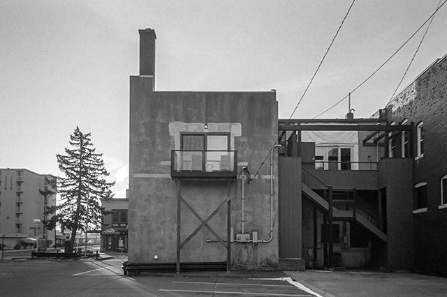 filmbeginnings's tweet photo. Alley Sunrise - Olympus XA - Kodak Tri-X 400 - F.Zukio 35mm f2.8 - f8 1/180 - Blog in bio. Film Once A Day page.
#filmphotography #filmisnotdead #35mm #ishootfilm #35mmfilm #filmcamera #believeinfilm #istillshootfilm #filmisalive #issf_submit #filmlovephotography #filmfotos… https://t.co/6JMTQAtBM7