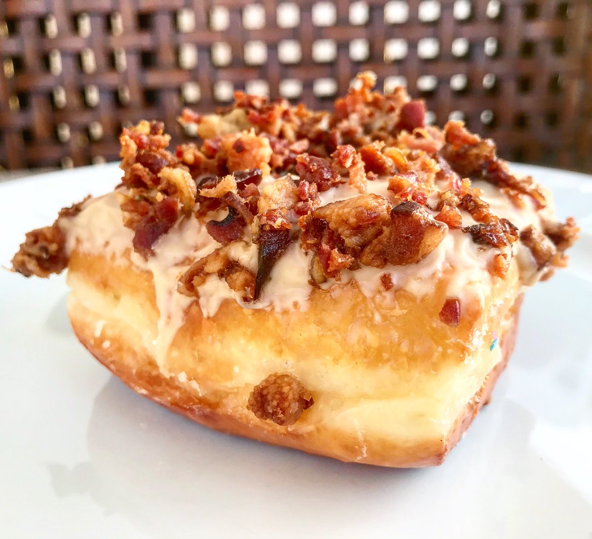 mmtakemiami's tweet image. Getting in all of our Saturday #foodgroups with this #MapleBacon 🥓🍩 beauty from @TherealDonutty. #mmtm #donutsforbreakfast