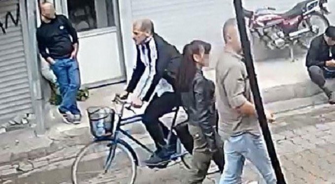 hukuk_haberleri's tweet photo. Adana'da Adem E.'nin çaldığı bisiklet, elini yüzünü yıkamak için girdiği camide, bir başka hırsız tarafından çalındı! Bisikletin bulunması için polise başvuran 52 yaşındaki Adem E. sorgusunda suçunu itiraf etti, "Camide hırsızlık olur mu? Memlekette namuslu adam kalmamış" dedi. https://t.co/reQq9pHokF