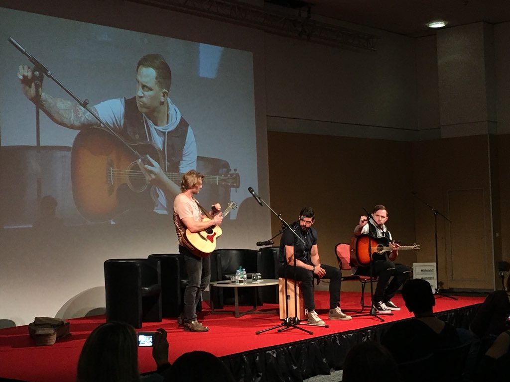 FrConventions's tweet photo. Le panel s’interrompt pour un petit concert improvisé ! #BloodLust https://t.co/bAfbBEfoPP