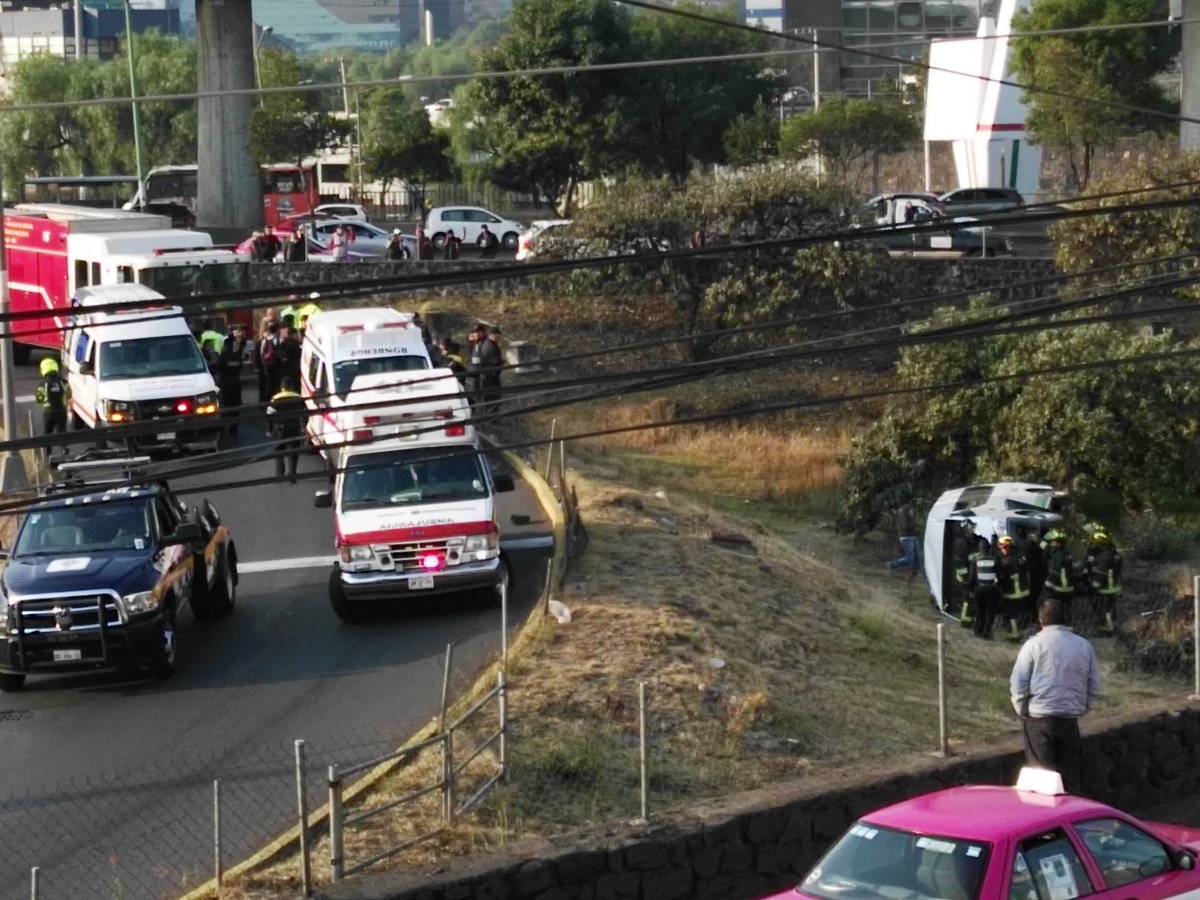 Accidente en desviación a insurgentes sur dirección la joya a un costado de Plaza Perisur evite zona