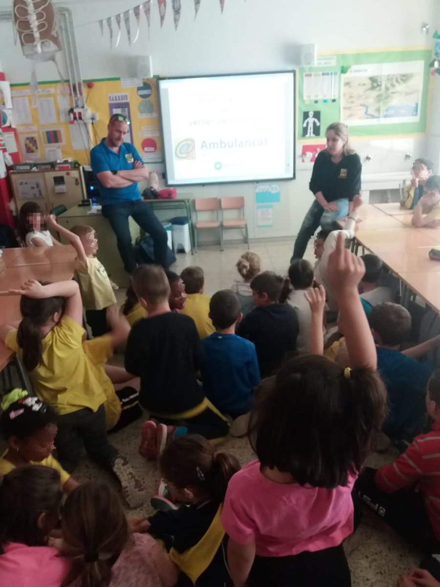 ambulancat's tweet photo. @Ambulancat va tenir el plaer d'explicar el què és el @112 i els principis del SVB + DEA als alumnes de l'escola @EscolaRiuSegre de #Lleida https://t.co/3MKVvFeCQM