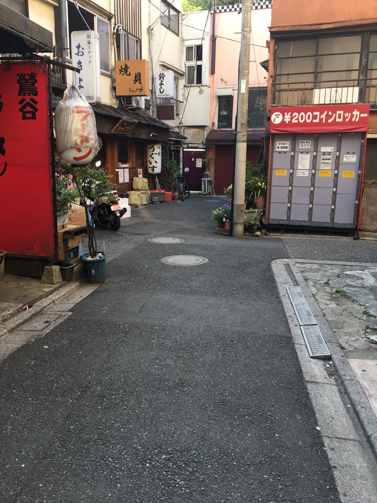 kurobara123's tweet photo. 鶯谷でクソ野郎ロケ地いってきたー！！
KUSO UNIVERSEの撮影地"新世紀"ホールが凄かった。おばさま方がダンスしてた。撮影NGとのことでちょろっと見てきただけだけど笑。大門とジョーがエンディングで歩いてたとことゴロさん歩いてたところも♪

#クソ野郎と美しき世界
#稲垣吾郎 https://t.co/Ys4VFkHYRN
