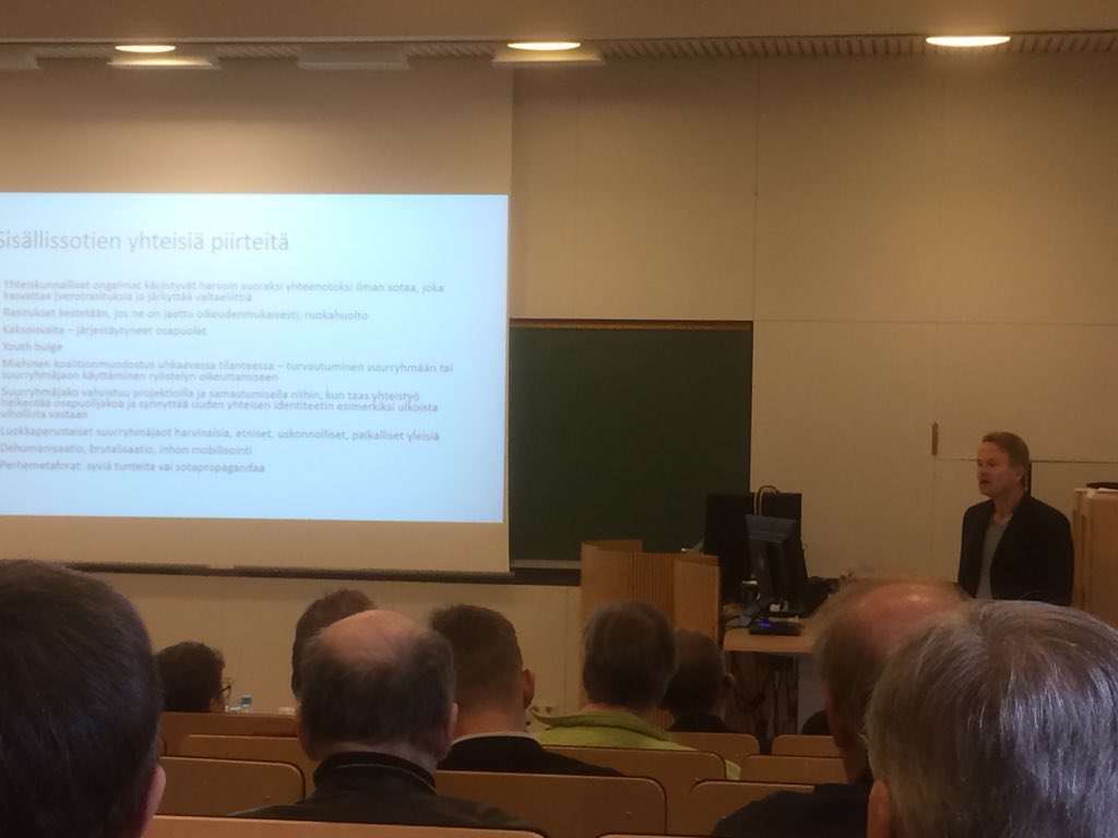 SamiSuodenjoki's tweet photo. Kaartinmuodostus on nuorten miesten tyypillinen tapa reagoida stressiin, toteaa prof. Juha Siltala Sisällissota paikallisena ja läheltä koettuna - Sääksmäki 1918 -seminaarissa. #THPTS #Valkeakoski https://t.co/nQxPfTWQnM