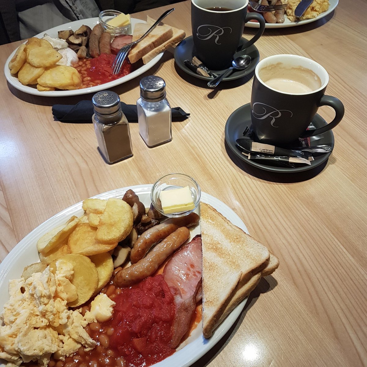 regal_kings's tweet photo. It's the weekend! Treat yourself and the family to a full English breakfast with us - bacon butties also available! #besociallocally #kingsbridge #southdevon https://t.co/OoypCtlXEV