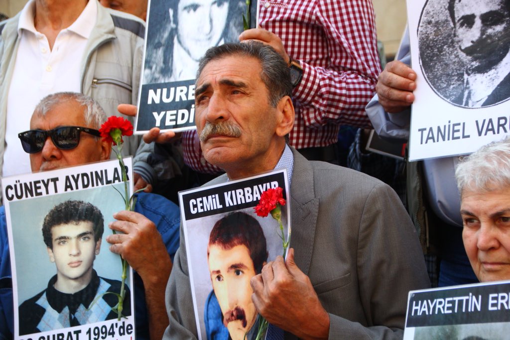 #CumartesiAnneleri683Hafta

Kayıp yakınları, 24 Nisan’ın 103. yılı vesilesiyle Şair Taniel Varujan şahsında, “gözaltına alındıktan sonra geride bir mezar taşı bile bırakamadan yok olup giden İstanbullu Ermeni aydınları unutmadık” diyerek buluştu..